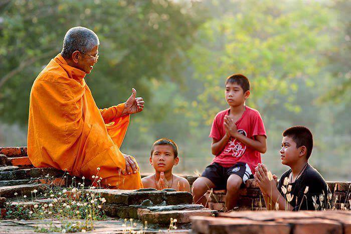 Nếu chúng ta muốn xây đắp tương lai tốt đẹp cho bản thân và người nhà, thế thì hãy làm một người có thiện tâm biết nghĩ cho người khác.  (Ảnh: youtube.com)